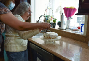 Icing a homemade cake: one of our integrated memory care activities